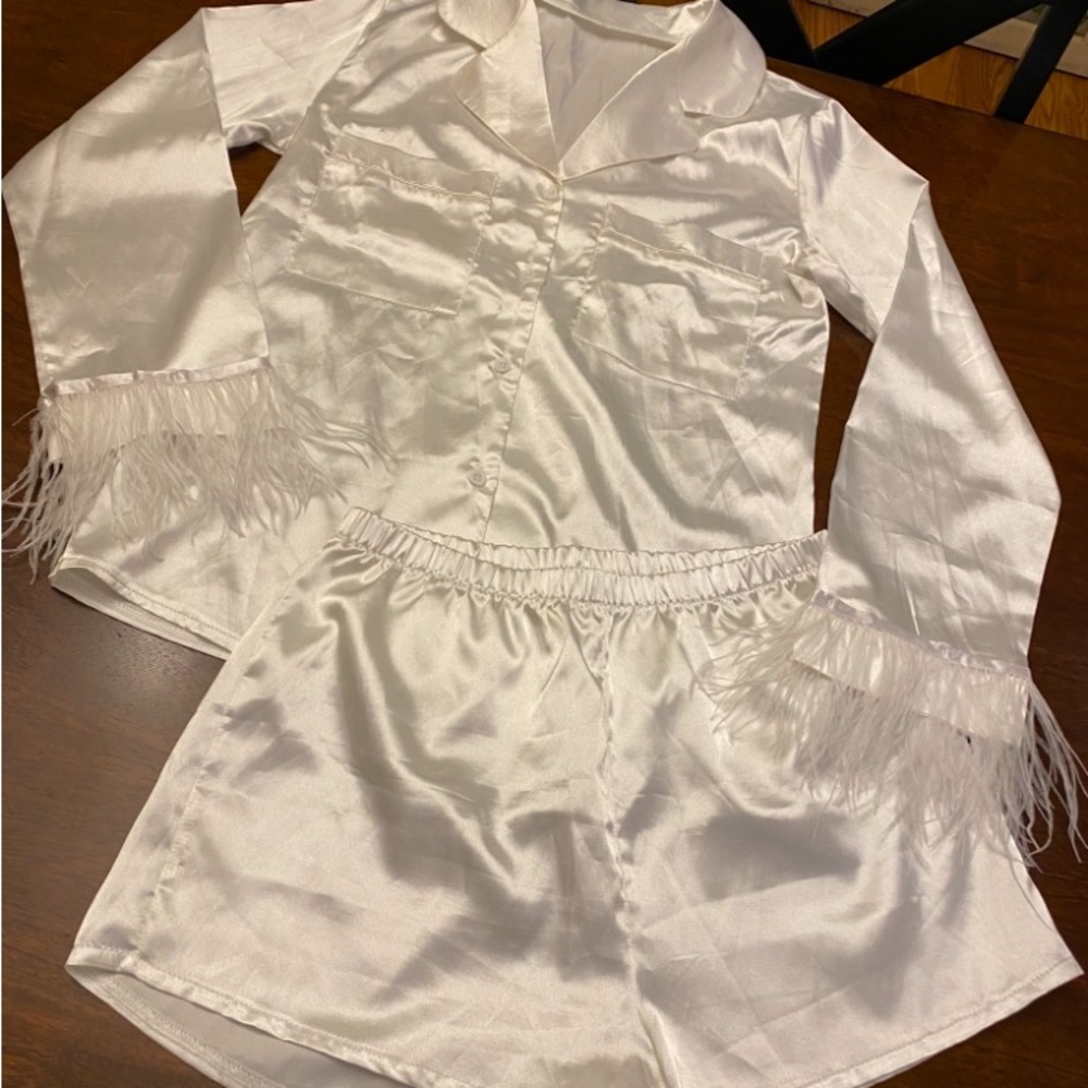 Elegant White Satin Pajama Set with Feather Detachable Trim Sz small